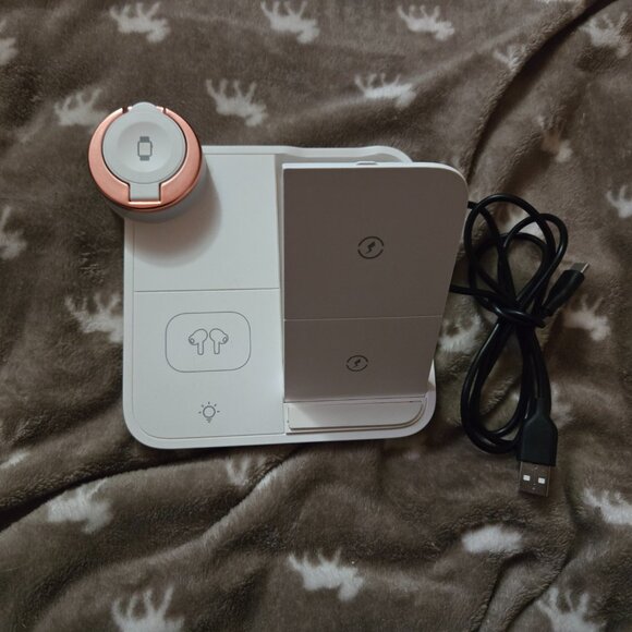 Wireless Charger, 3 in 1 Foldable Fast Charging Station - Picture 4 of 7